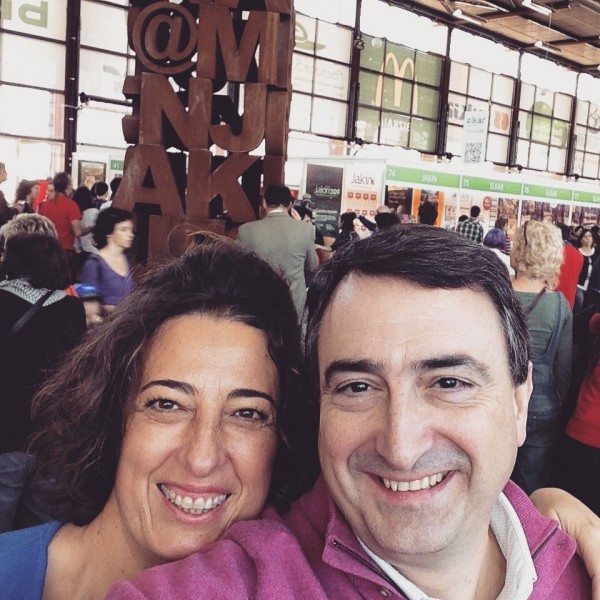 Aitor Esteban #barrutik | Lorea Bilbaorekin Durangoko Azokan liburuak erosten.