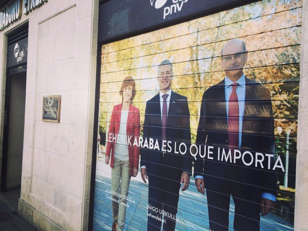 Mikel Legarda #DesdeDentro | Después del acto de campaña de la mañana, nos hemos acercado a Landaburu Etxea, la sede del Araba Buru Batzar en el corazón de Gasteiz.