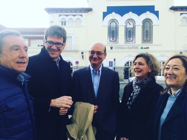Almudena Otaola #barrutik | Ekitaldia hasi baino lehen Xabier Agirrek zerbait alaia animatzeko esaten du beti.