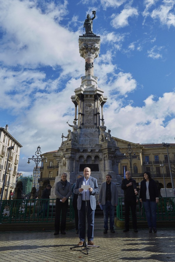 Manifiesto ante el monumento a los Fueros