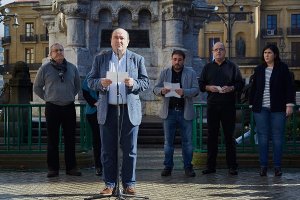Manifiesto ante el Monumento a los Fueros