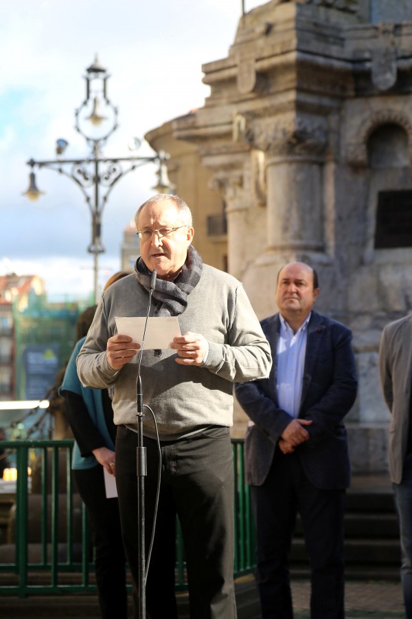Manifiesto ante el monumento a los Fueros