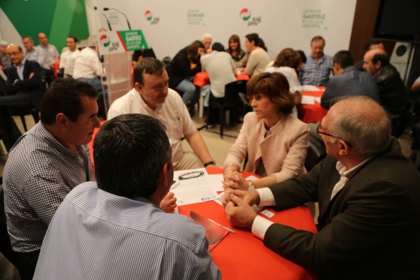 Andoni Ortuzar y Mikel Legarda, en el ‘world café‘ de Vitoria-Gasteiz