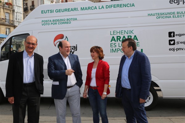 Posta bidezko botoa egiten laguntzeko Araban jarriko diren bulego ibiltarien aurkezpena