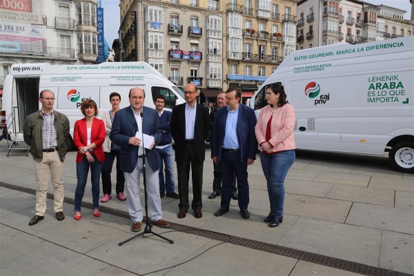 Posta bidezko botoa egiten laguntzeko Araban jarriko diren bulego ibiltarien aurkezpena. Andoni Ortuzar 