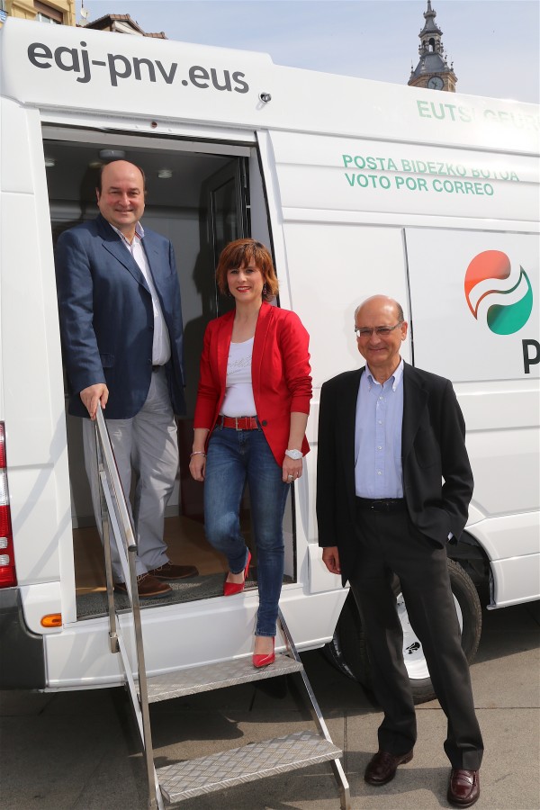 Posta bidezko botoa egiten laguntzeko Araban jarriko diren bulego ibiltarien aurkezpena