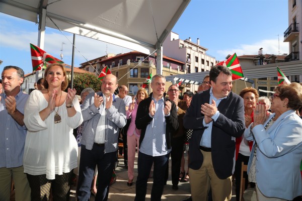 Ekitaldia Getxon. Aitor Esteban, Iñigo Urkullu eta Andoni Ortuzar