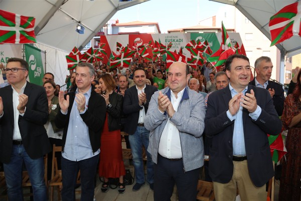 Acto en Getxo. Aitor Esteban, Iñigo Urkullu y Andoni Ortuzar (11-06-2016)