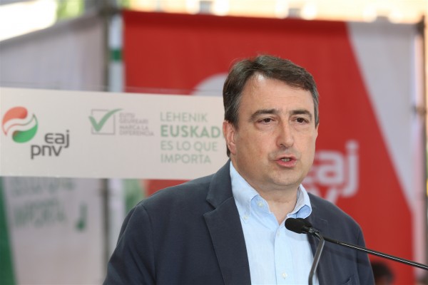 Ekitaldia Getxon. Aitor Esteban, Iñigo Urkullu eta Andoni Ortuzar