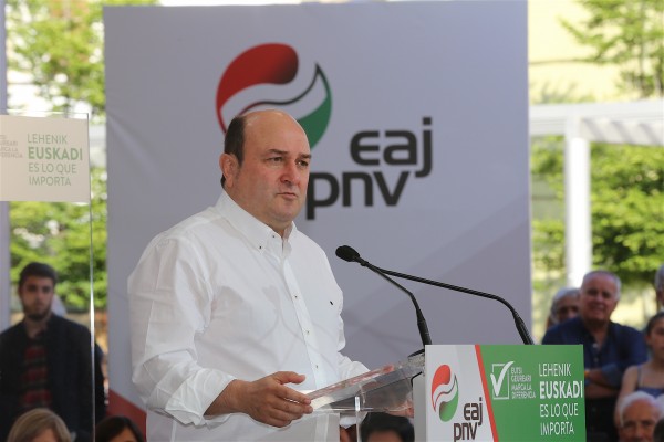 Acto en Getxo. Aitor Esteban, Iñigo Urkullu y Andoni Ortuzar