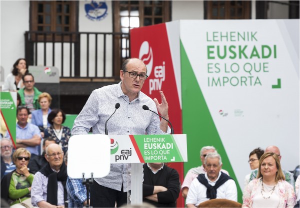 Acto en Hondarribia. Andoni Ortuzar, Maria Eugenia Iparragirre, Joseba Agirretxea (12-06-2016)
