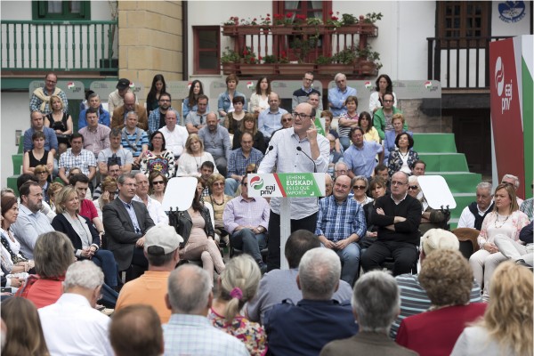 Acto en Hondarribia. Andoni Ortuzar, Maria Eugenia Iparragirre, Joseba Agirretxea (12-06-2016)