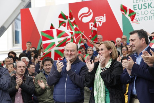 Ekitaldia Amorebieta-Etxanon. Itxaso Atutxa, Aitor Esteban, Andoni Ortuzar