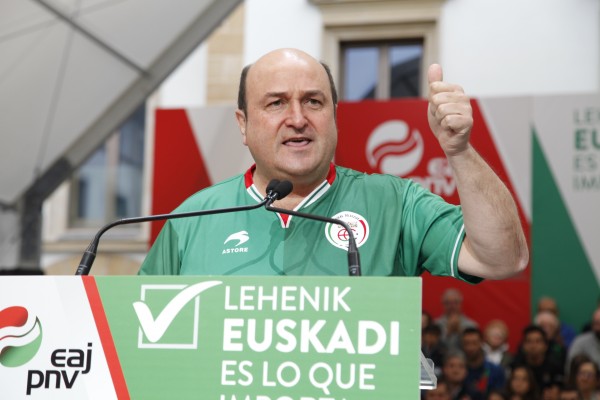 Ekitaldia Amorebieta-Etxanon. Itxaso Atutxa, Aitor Esteban, Andoni Ortuzar