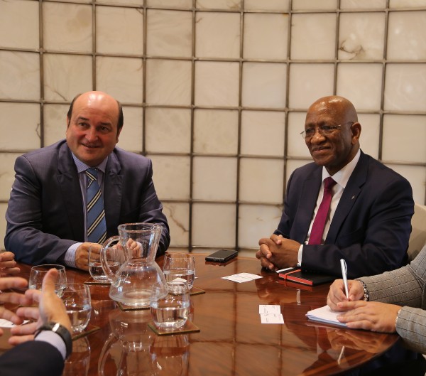Andoni Ortuzar eta Mikel Burzako Lula S.Ngonyama Sudáfricako enbaxadorearen bixitan