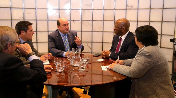 Andoni Ortuzar y Mikel Burzako reciben en Sabin Etxea al Embajador de Sudáfrica, Lula S.Ngonyama
