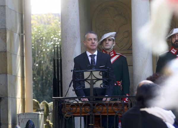 Iñigo Urkullu lehendakariak Gernikako zuhaitzaren azpian egin du karguaren zina
