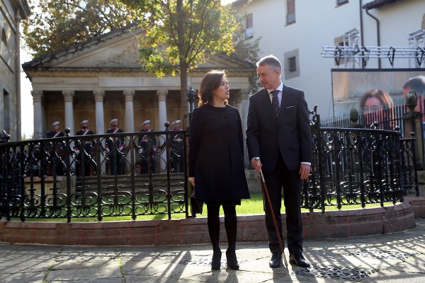Iñigo Urkullu eta Soraya Saenz de Santamaria Espainiako Gobernuko Presidente ordearekin 