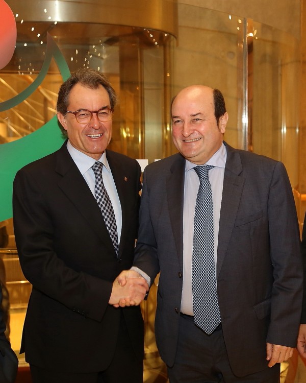 Andoni Ortuzar eta Joseba Aurrekoetxeak Sabin Etxean hartu dituzte Artur Mas PDeCAT alderdiko presidentea eta Francesc Homs Diputatuen Kongresuan PDeCAT alderdiko bozeramailea