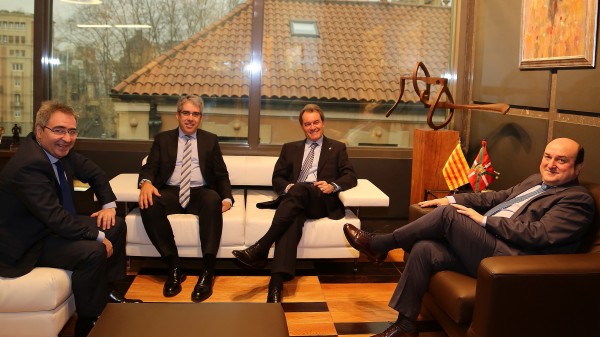 Andoni Ortuzar eta Joseba Aurrekoetxeak Sabin Etxean hartu dituzte Artur Mas PDeCAT alderdiko presidentea eta Francesc Homs Diputatuen Kongresuan PDeCAT alderdiko bozeramailea