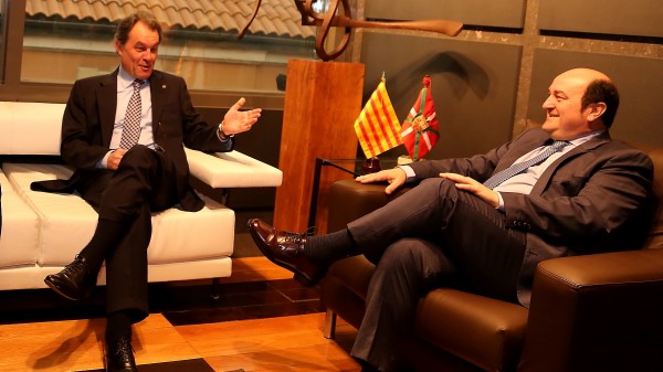 Andoni Ortuzar eta Joseba Aurrekoetxeak Sabin Etxean hartu dituzte Artur Mas PDeCAT alderdiko presidentea eta Francesc Homs Diputatuen Kongresuan PDeCAT alderdiko bozeramailea