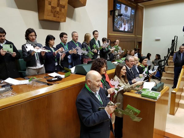 Tercera edición de la jornada de 'Puertas abiertas' en el Parlamento Vasco