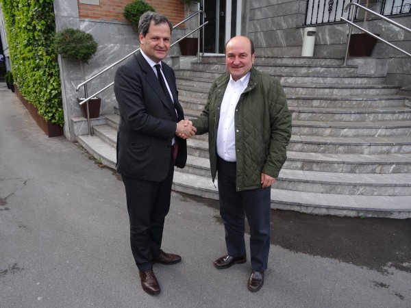 Ortuzar Sergio Jaramillo Kolonbiako Gobernuko bakerako goi komisionatuarekin batzartu da Gernikan 