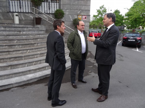 Ortuzar, Burzako eta Sergio Jaramillo Kolonbiako Gobernuko bakerako goi komisionatuarekin batzartu dira Gernikan 