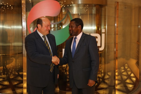 Ortuzar y Burzako reciben a una delegación de UNITA encabezada por Isaías Samakuva, candidato a la presidencia de Angola