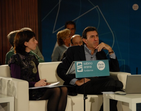 Estibaliz Hernaez , coordinadora del área de innovación de Think Gaur con Jon Azua 