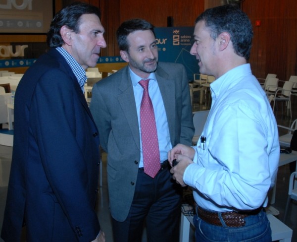 Iñigo Urkullu conversa con Jon Azua y Josu Jon Imaz 
