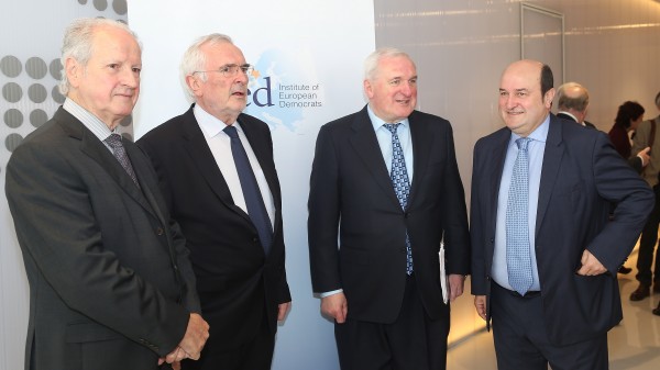 Andoni Ortuzar eta Bertie Ahern Ostiral santuko hitzarmenaren XX. Urteurrenean 