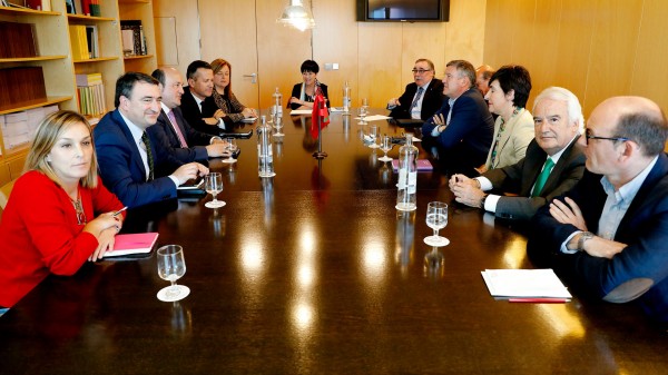 Andoni Ortuzar se reúne en Madrid con los Grupos Vascos de Congreso y Senado 