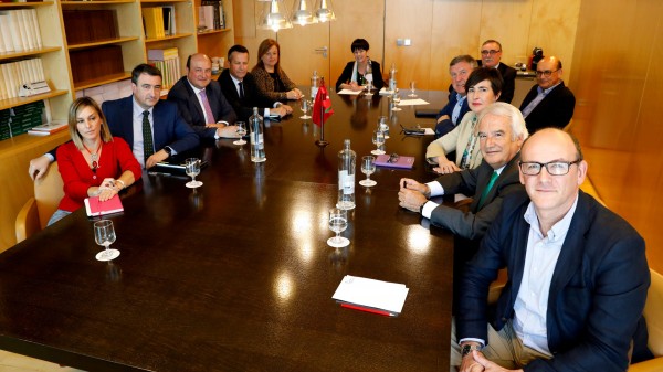 Andoni Ortuzar se reúne en Madrid con los Grupos Vascos de Congreso y Senado 