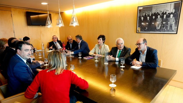 Andoni Ortuzar se reúne en Madrid con los Grupos Vascos de Congreso y Senado 