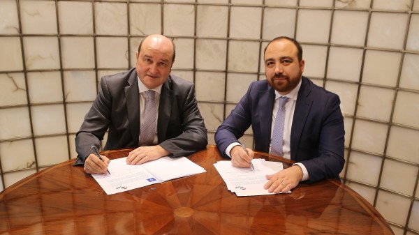 Andoni Ortuzar recibe en Sabin Etxea a Fuad Chahín, presidente de la Democracia Cristiana de Chile