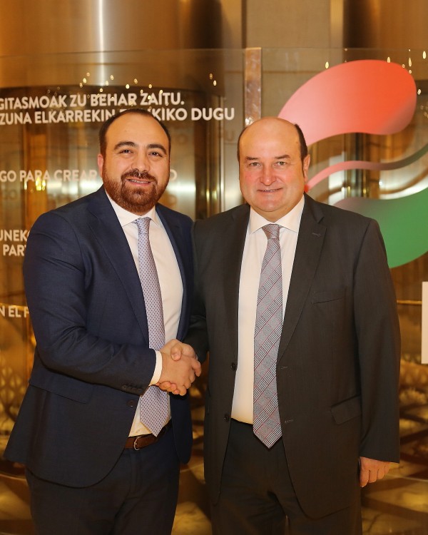 Andoni Ortuzar recibe en Sabin Etxea a Fuad Chahín, presidente de la Democracia Cristiana de Chile