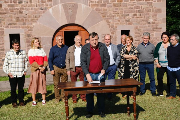 Euzkadi Buru Batzarrak Euskaltzaindiaren Euskara Batuaren Adierazpena izenpetu du Izpuran