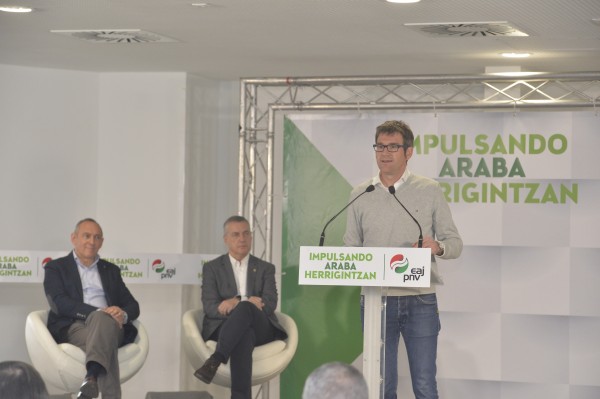Iñigo Urkullu, Ramiro González, Gorka Urtaran. EAJ-PNVko Arabako kargo publikoen bilera