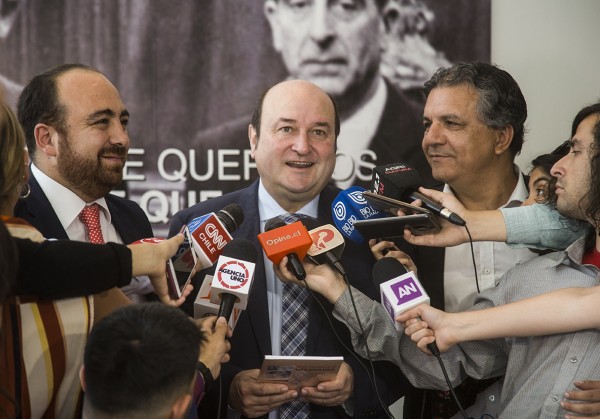Ortuzar atiende a los medios tras su reunión con la Directiva Nacional de DC