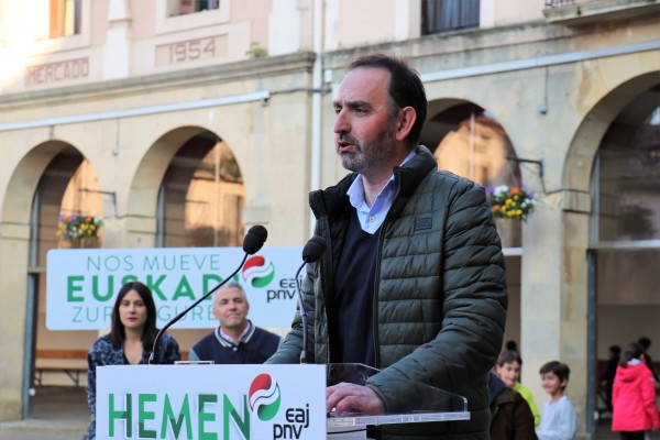 Mitina. Zumarraga. Andoni Ortuzar, Maribel Vaquero, Joseba Agirretxea 