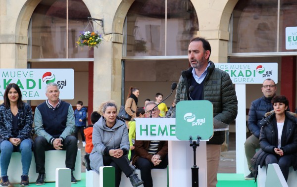 Mitin Zumarraga. Andoni Ortuzar, Maribel Vaquero, Joseba Agirretxea 