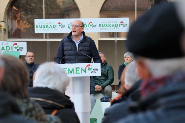 Mitin Zumarraga. Andoni Ortuzar, Maribel Vaquero, Joseba Agirretxea 