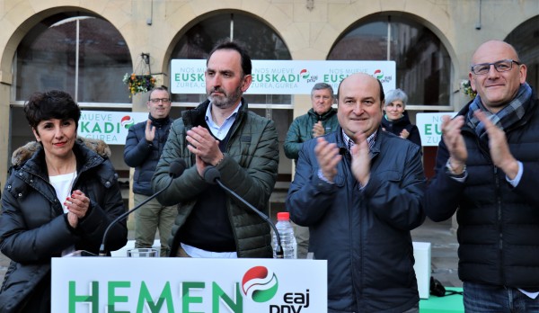 Mitina - Zumarraga. Andoni Ortuzar, Maribel Vaquero, Joseba Agirretxea 