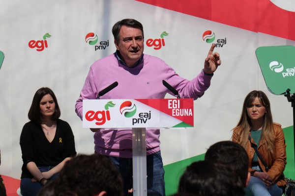 Mitin. Tolosa - EGI Eguna. Aitor Esteban, Olatz Peon, Aitana Agirre