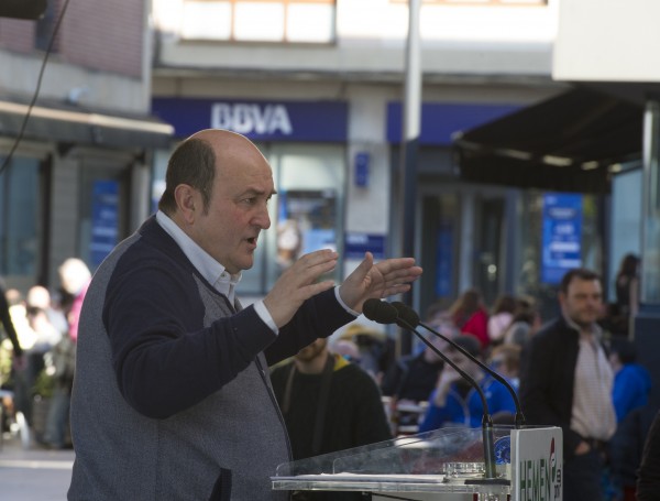 Mitina. Andoni Ortuzar, Almudena Otaola, Mikel Legarda. Laudio