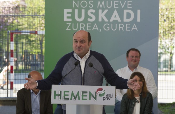 Mitin. Andoni Ortuzar, Almudena Otaola, Mikel Legarda. Laudio
