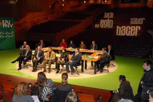 Los miembros del EBB  y el   Lehendakari conversan con los medios de comunicación 