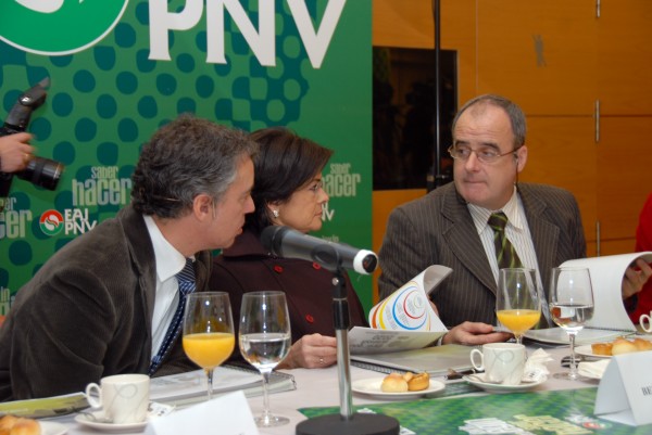 Iñigo Urkullu , Belen Greaves y  Joseba Egibar conversan tras la rueda de prensa 