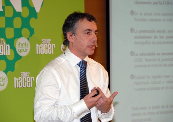 Iñigo Urkullu en la rueda de prensa de presentación de las conclusiones del Think Gaur Euskadi 2020